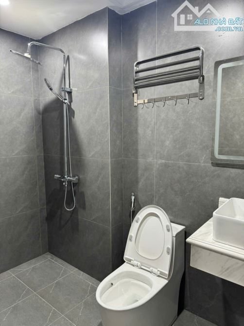 MẶT PHỐ - Q. CẦU GIẤY - LÔ GÓC - 1 HẦM 8 NỔI - THÔNG SÀN KD - VỈA HÈ - CHỈ NHỈNH 50 TỶ - 5
