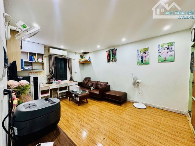Chính chủ bán nhà tập thể tầng 2 Tân Mai, sổ đỏ 40m, dtsd 80m, 3 ngủ 2 vs - 1