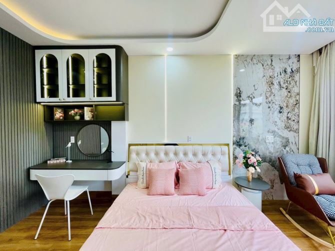 Bán nhà 3 tầng lầu có gara ô tô, 3PN, gần chợ – siêu thị Emart, nhà nở hậu đẹp - 1