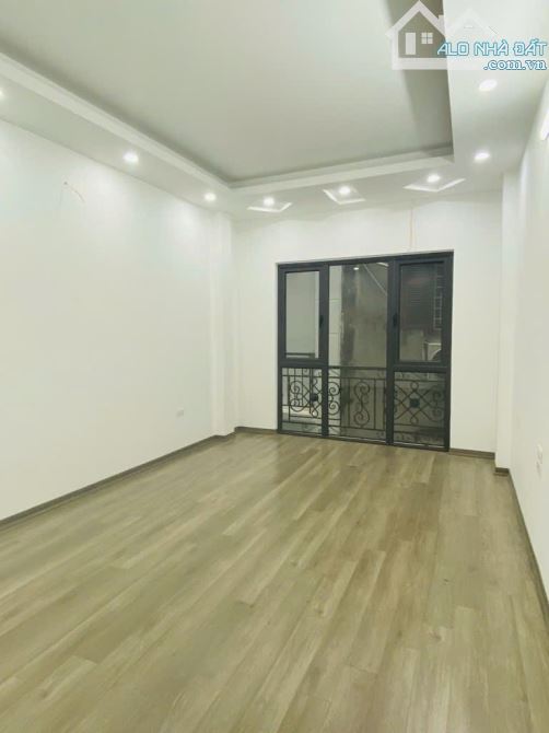 8 TỶ BÉ . BA GÁC ĐỖ CỬA .GẦN Ô TÔ PHỐ KIM NGƯU TRẦN KHÁT CHÂN . 38M .5 TẦNG .3 NGỦ . KHUNG - 1