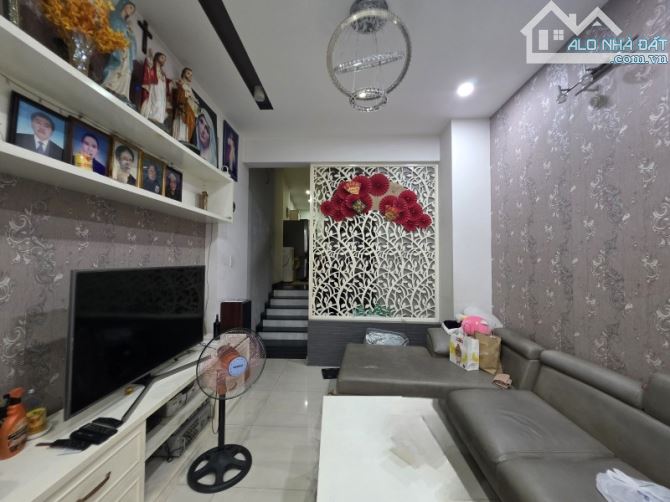 Gấp bán nhà Thủ Đức, giá 9 tỷ, 4 tầng, dt 95m2, cạnh Tô Ngọc Vân. - 1