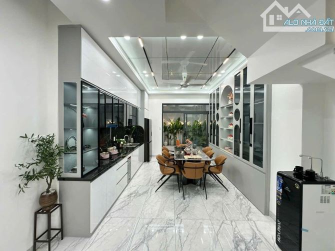 NHÀ 3 TẤM MỚI XÂY KIẾN TRÚC CHÂU, 4PN, 4WC, SỔ SÃN HOÀN CÔNG ĐẦY ĐỦ. - 1