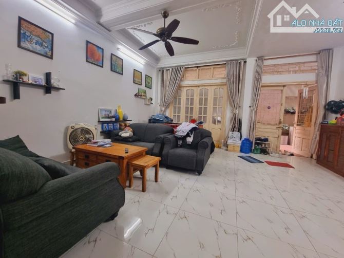 Chủ nhà lớn tuổi chuyển sang chung cư ở cùng con cháu nên bán giá rẻ nhà Cầu Giấy lô góc - 1
