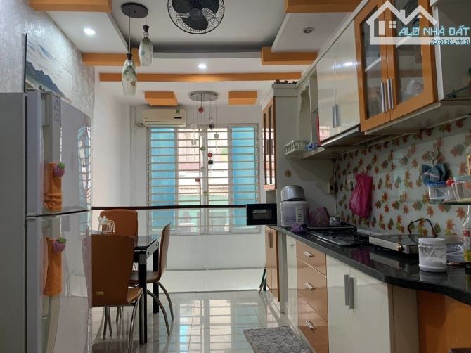 Nhà Q7 giáp Q4, hẻm 5m, 65m2, ngang 4.5m, nở hậu, 4PN, giá 6.9 tỷ - 1