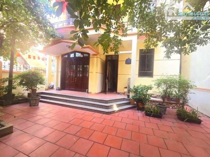 Lô Góc Xuân Thuỷ quận Cầu Giấy 154m2 MT8m Ô Tô Vào Nhà Sân Vườn-Xây toà văn phòng cực đẹp - 1