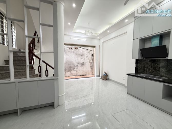 Bán Nhà Trung Tâm Cầu Giấy , 5 Tầng , Mặt Tiền 5,6m , 8,4 Tỷ - 1