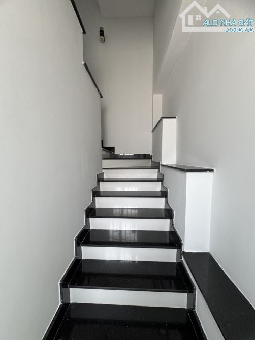 MẶT TIỀN KÊNH TÂN HOÁ Q.TÂN PHÚ GIÁP Q.11 TÂN BÌNH -90M2-4 TẦNG BTCT-VỈA HÈ 7M - 1