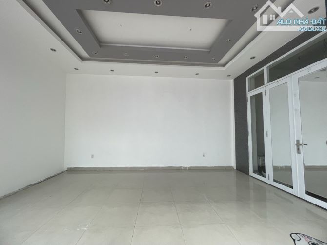 🎉🎉+Với diện tích 108m² và mặt tiền 8m, ô tô đỗ trong sân. ngôi nhà được thiết kế 3 tầng - 1