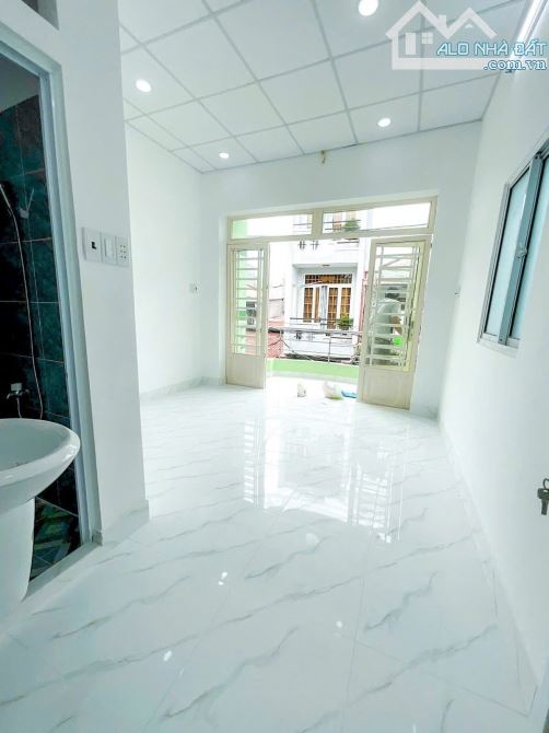 2.45 - 2 tầng (3.5 x 6) - DTSD hơn 40m2 - Lô góc, hẻm trước nhà hơn 4m - SHR - 1