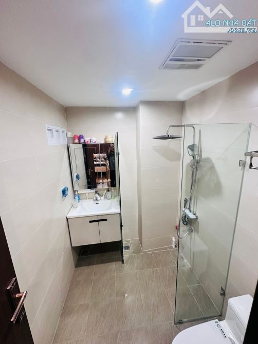 Nhà dân xây giữ gìn, full nội thất, 20m oto 89 Lạc Long Quân, sổ 40m2 dân trí. Giá 12 tỷ - 12