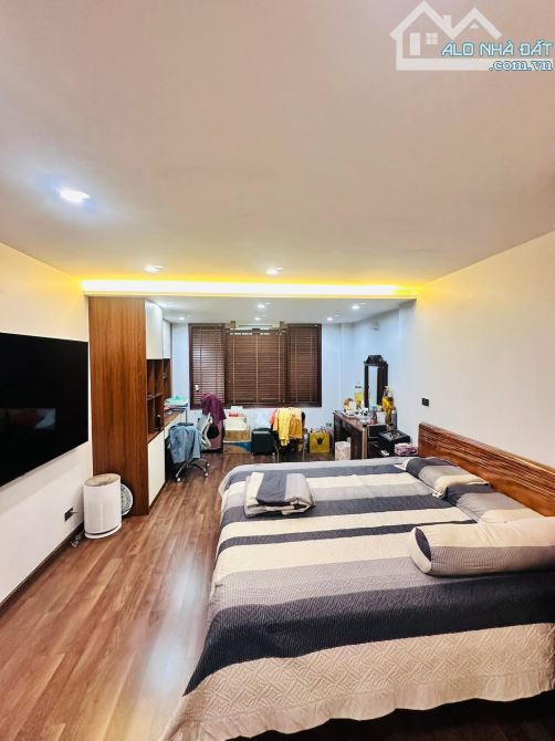 Nhà dân xây giữ gìn, full nội thất, 20m oto 89 Lạc Long Quân, sổ 40m2 dân trí. Giá 12 tỷ - 14