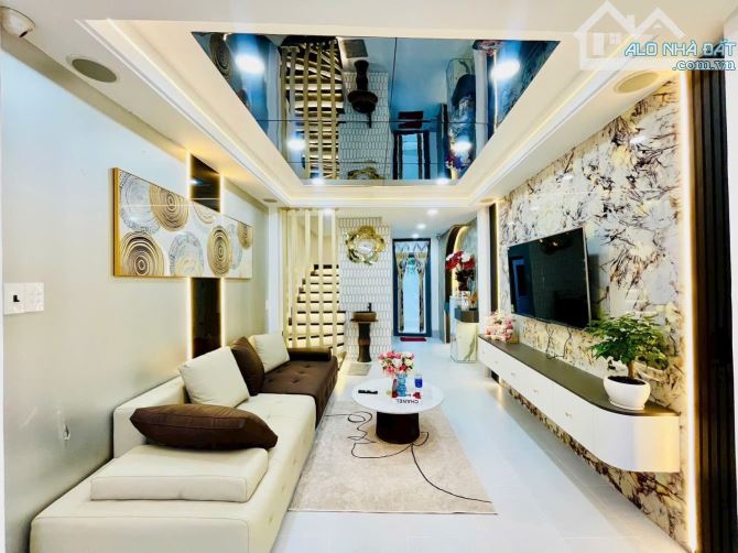 Bán nhà 3 tầng lầu có gara ô tô, 3PN, gần chợ – siêu thị Emart, nhà nở hậu đẹp - 2
