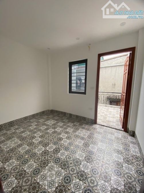 8 TỶ BÉ . BA GÁC ĐỖ CỬA .GẦN Ô TÔ PHỐ KIM NGƯU TRẦN KHÁT CHÂN . 38M .5 TẦNG .3 NGỦ . KHUNG - 2