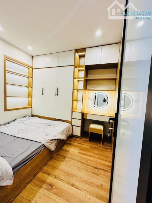 BÁN NHÀ TẬP THỂ TẦNG 2 PHỐ NGUYỄN CÔNG TRỨ - 90M- 3 PN-Ô TÔ ĐỖ CỬA- TÀI CHÍNH  4 TỶ - 2