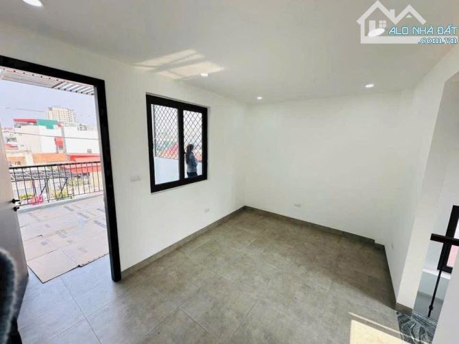 CHO THUÊ NHÀ NGUYÊN CĂN TẠI NGUYỄN SƠN DT46M 6T  3PN  GIÁ 18TR - OTO ĐỖ CỬA - THANG MÁY - 2