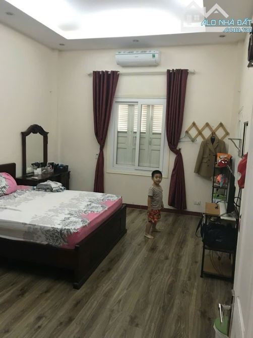 CHO THUÊ NGUYÊN CĂN NHÀ PHỐ NGUYỄN SƠN- DT 100M 4 T GIÁ 15 TRIỆU Ô TÔ TRÁNH 4PN GẦN PHỐ - 2