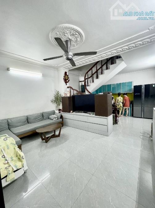 Bán nhà Định Công 36m*5Tầng,ngõ nông, cách 3 nhà ra oto tránh giá nhỉnh 7 Tỷ - 2