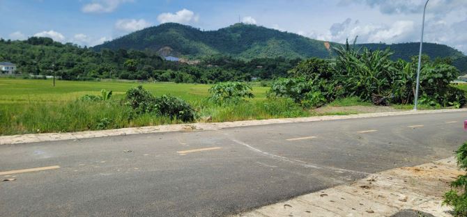 Bán đất Lương Sơn Hòa Bình, 3 mặt tiền view thoáng mát, đường 2 xe tránh. - 2