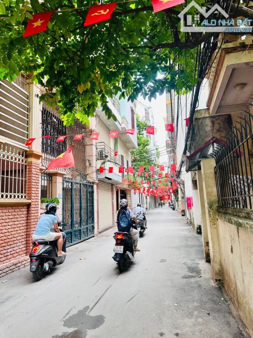 Nhà dân xây giữ gìn, full nội thất, 20m oto 89 Lạc Long Quân, sổ 40m2 dân trí. Giá 12 tỷ - 2