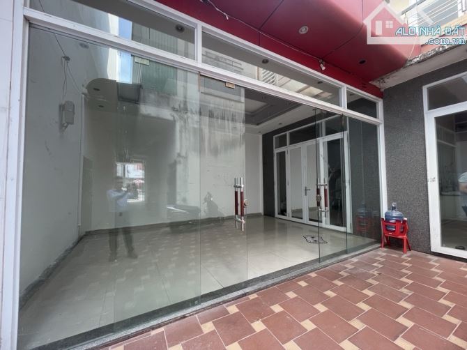 🎉🎉+Với diện tích 108m² và mặt tiền 8m, ô tô đỗ trong sân. ngôi nhà được thiết kế 3 tầng - 2