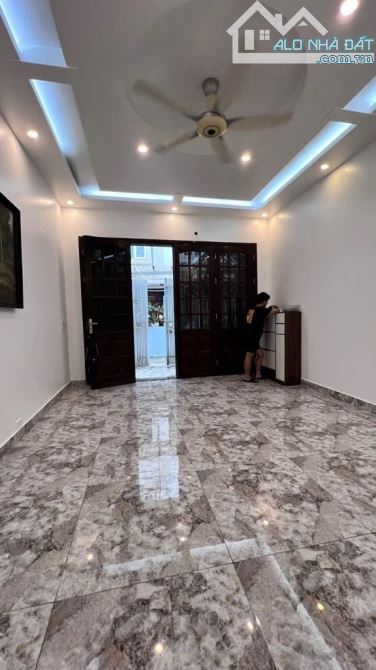 Bán nhà phố Ngọc Lâm, Ngõ to rộng, ô tô 4 chỗ đỗ cổng, vài chục mét ra mặt ô tô t - 2