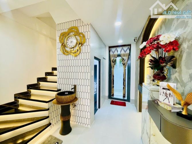 Bán nhà 3 tầng lầu có gara ô tô, 3PN, gần chợ – siêu thị Emart, nhà nở hậu đẹp - 3