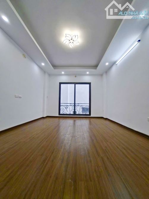 NHÀ PHỐ VIỆT HƯNG  HÀNG XÓM VINHOMES HARMONY  DT33M 5T GIÁ 5,9 TỶ NGÕ NÔNG RỘNG GẦN PHỐ I - 3