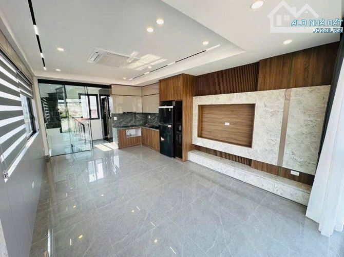CHO THUÊ NHÀ NGUYÊN CĂN TẠI NGUYỄN SƠN DT46M 6T  3PN  GIÁ 18TR - OTO ĐỖ CỬA - THANG MÁY - 3
