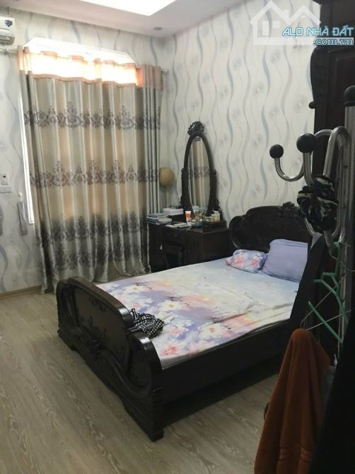 CHO THUÊ NGUYÊN CĂN NHÀ PHỐ NGUYỄN SƠN- DT 100M 4 T GIÁ 15 TRIỆU Ô TÔ TRÁNH 4PN GẦN PHỐ - 3