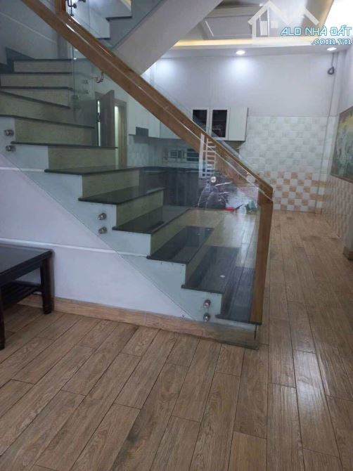CHO THUÊ NHÀ 3 TẦNG ĐƯỜNG 827, PHÚ HỮU, Q9 3 tầng 3PN 3 máy lạnh - 3