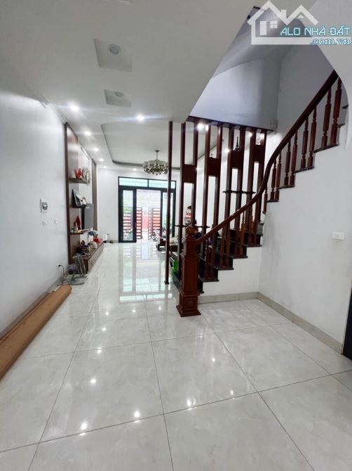 TRUNG TÂM CỰ KHỐI  VỈA HÈ Ô TÔ TRÁNH  GARA  GẦN CÔNG VIÊN HỒ  DT95M 5T GIÁ 16TỶ KINH DOANH - 3