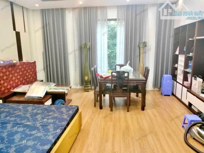BÁN NHÀ HOÀNG QUỐC VIỆT 62m2. HAI THOÁNG + GARA Ô TÔ, 2 Ô TÔ TRÁNH TRƯỚC NHÀ - 3