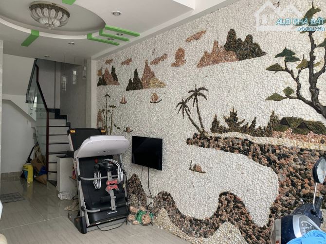 Nhà Q7 giáp Q4, hẻm 5m, 65m2, ngang 4.5m, nở hậu, 4PN, giá 6.9 tỷ - 3