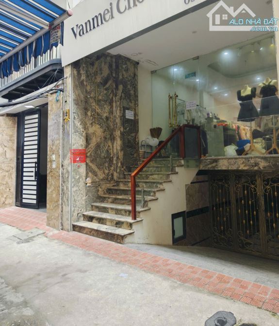 9 tầng thang máy có hầm, 10m Phố Kim Mã ngõ thông,215m2 đất,45 phòng ~ 300tr/th. Giá 74 tỷ - 3