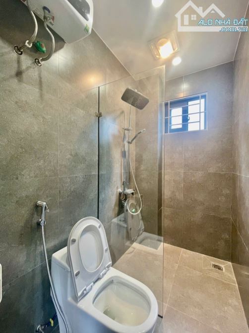 Cần bán căn nhà xây mới Dân lập - lê chân    Diện tích 43m xây đua văng 48m 4 tầng. 4ngủ, - 3