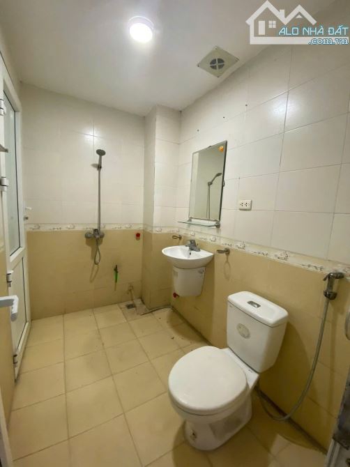 Cho thuê nhà nguyên căn ngõ 28  Võ Chí Công, Nghĩa Đô, Cầu Giấy. DT 70m x 4 tầng, giá 23tr - 3
