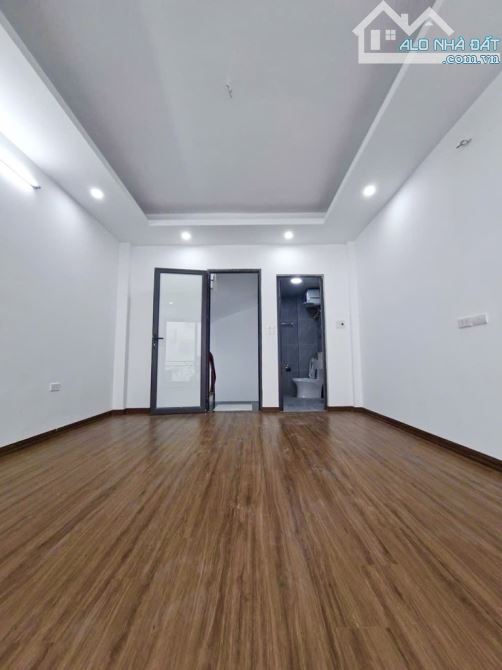 NHÀ PHỐ VIỆT HƯNG  HÀNG XÓM VINHOMES HARMONY  DT33M 5T GIÁ 5,9 TỶ NGÕ NÔNG RỘNG GẦN PHỐ I - 4
