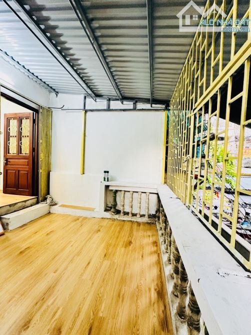 BÁN NHÀ TẬP THỂ TẦNG 2 PHỐ NGUYỄN CÔNG TRỨ - 90M- 3 PN-Ô TÔ ĐỖ CỬA- TÀI CHÍNH  4 TỶ - 4