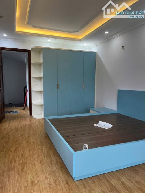 CHO THUÊ NHÀ NGUYÊN CĂN PHỐ HỒNG TIẾN - BỒ ĐỀ DT40M 5T 3PN GIÁ 13 TR GARA Ô TÔ FULL NT - 4