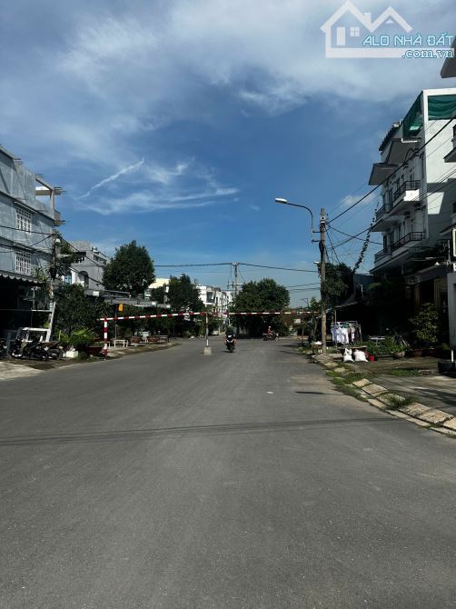 Bán lô góc 2 mặt tiền, khu dân cư Lê Bôi Phường 7 Quận 8, sổ hồng công ty, đường 20m - 4