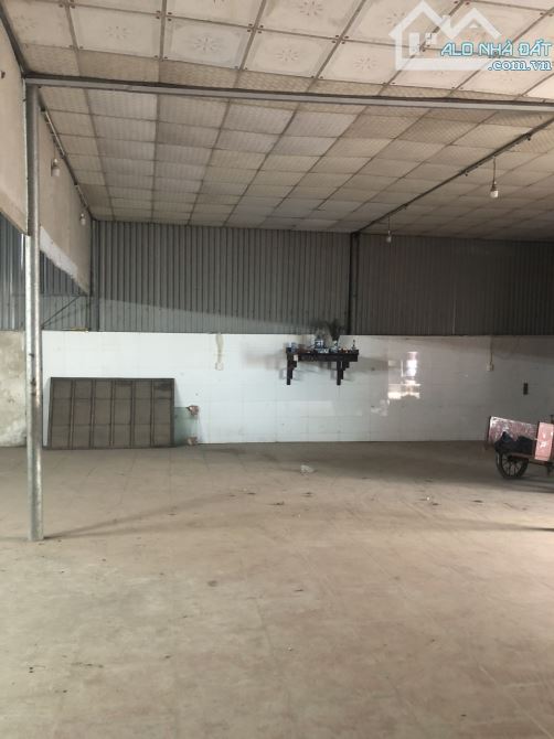 Cho thuê kho xưởng khu đô thị Văn Khê. DT 250m2, MT 10m, điện 3 fa, xe công đỗ cửa giá - 4