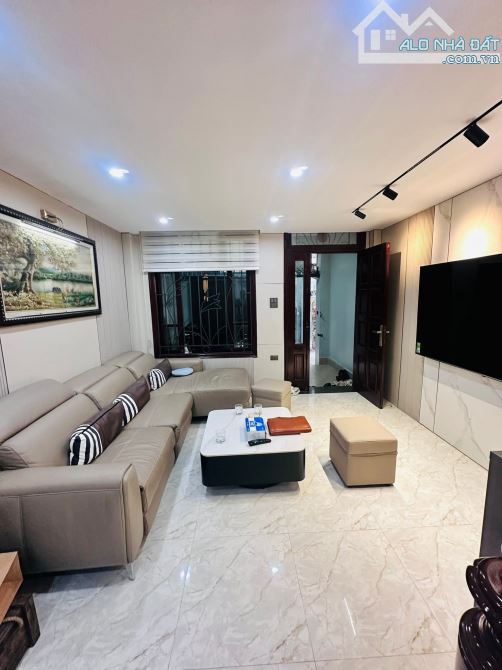 Nhà dân xây giữ gìn, full nội thất, 20m oto 89 Lạc Long Quân, sổ 40m2 dân trí. Giá 12 tỷ - 4