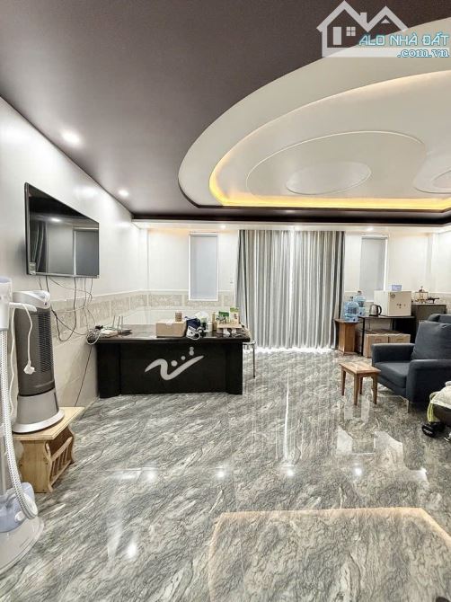 BÁN GẤP TÒA NHÀ DỊCH VỤ NGAY SÂN BAY - HẦM + 5 TẦNG THANG MÁY - 127 M2 - NGANG 6.5M - 4
