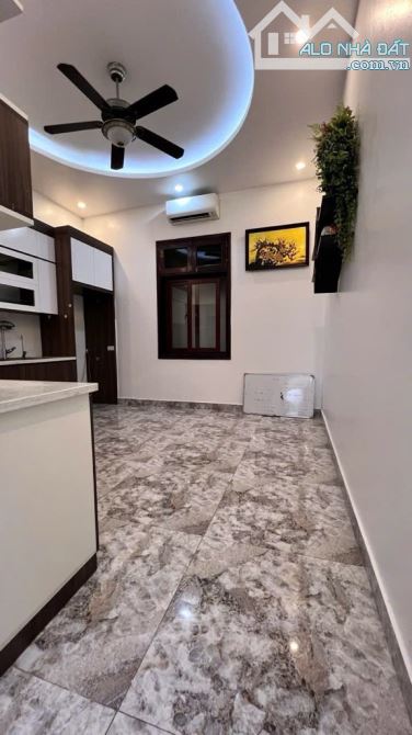 Bán nhà phố Ngọc Lâm, Ngõ to rộng, ô tô 4 chỗ đỗ cổng, vài chục mét ra mặt ô tô t - 4