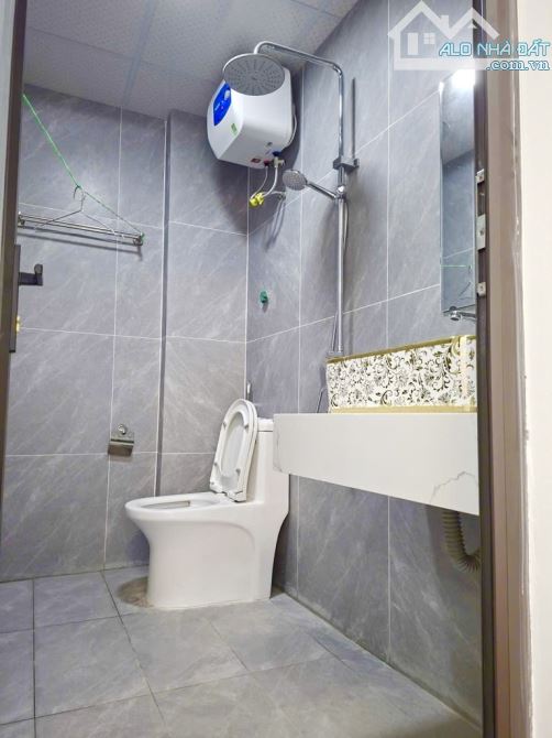 NHÀ PHỐ VIỆT HƯNG  HÀNG XÓM VINHOMES HARMONY  DT33M 5T GIÁ 5,9 TỶ NGÕ NÔNG RỘNG GẦN PHỐ I - 5