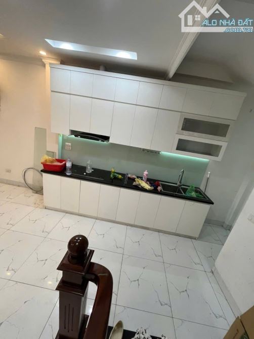 CHO THUÊ NHÀ NGUYÊN CĂN PHỐ HỒNG TIẾN - BỒ ĐỀ DT40M 5T 3PN GIÁ 13 TR GARA Ô TÔ FULL NT - 5
