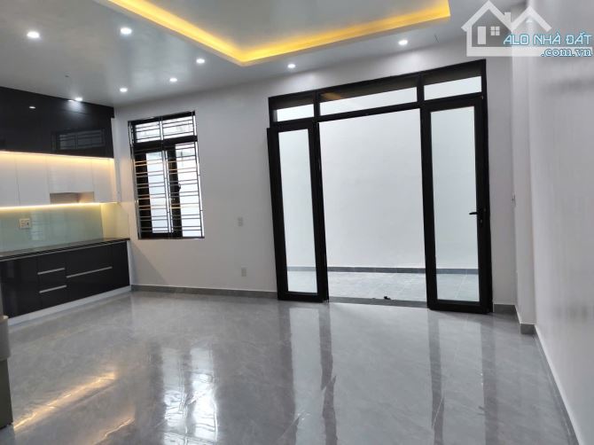 Bán nhà 4 tâng mới tinh, xây độc lập, sân cổng riêng,oto đậu cửa ngày đêm các nhà 10m - 5