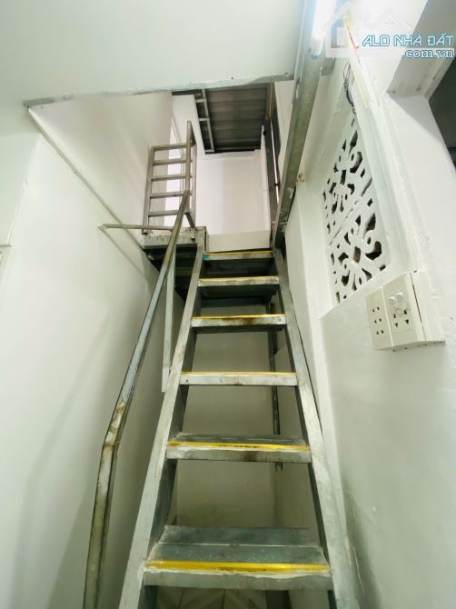 NHÀ EM CHO THUÊ NGAY ĐH SÀIGON NGUYỄN TRÃI Q.5 - HẺM OTO - 80m2 - 12 TRIỆU - 5