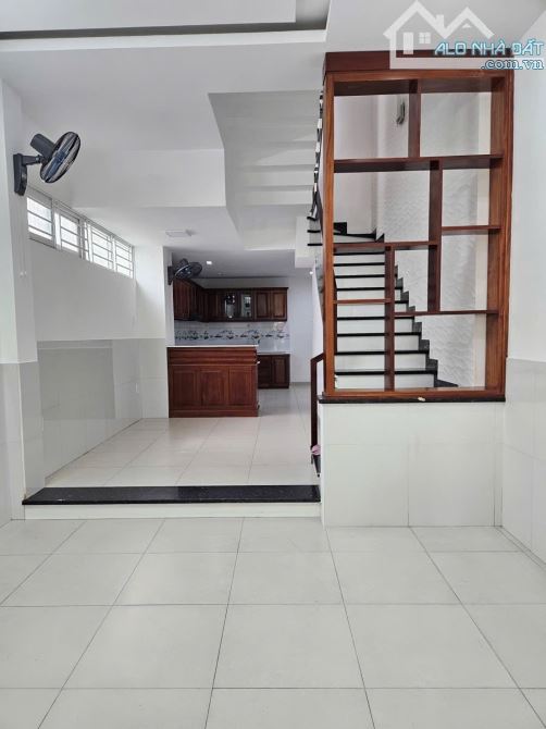 3 CĂN RA MẶT TIỀN NGUYỄN VĂN ĐỪNG Q.5 - HẺM 4M - THÔNG TỨ PHÍA - CHÍNH CHỦ LÂU NĂM - 5
