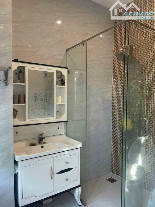 Cho thuê nhà 5 tầng kiệt ô tô Nguyễn Hữu Thọ, Hoà Thuận Tây, Hải Châu. DT 40m2. Giá 15tr - 6